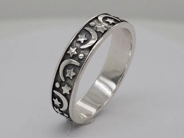 Silver band ring with a star pattern before high-detail retouching