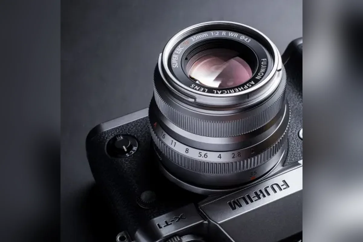 Fujifilm Fujinon XF 35mm f/2 R WR lens for street style fashion photography