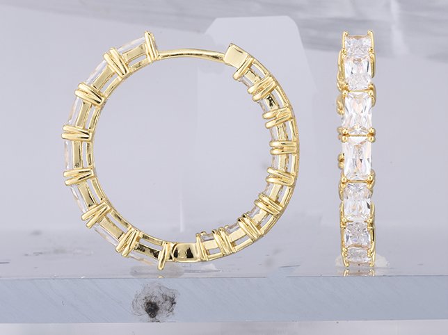 Jewellery before background removal